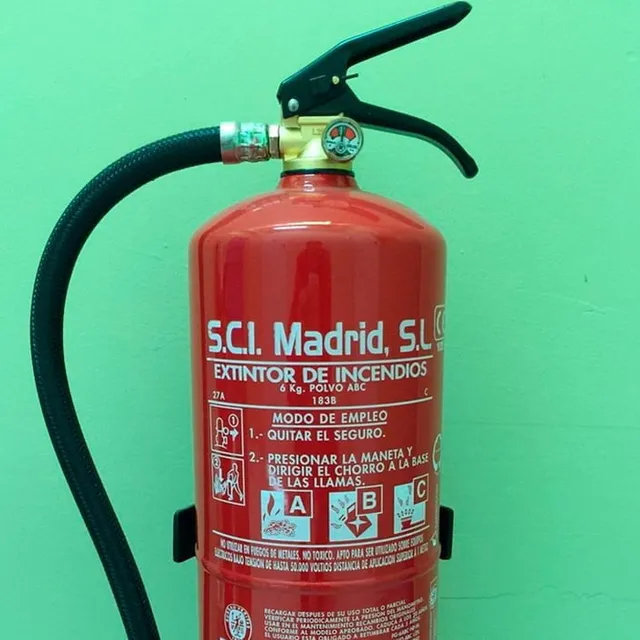 Extintor de polvo ABC con la etiqueta de Sistemas Contra Incendios Madrid